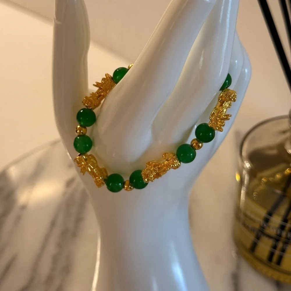 8mm Green Beaded Pixiu Bracelet Gold Tone Feng Shui Wealth Charm Stretch